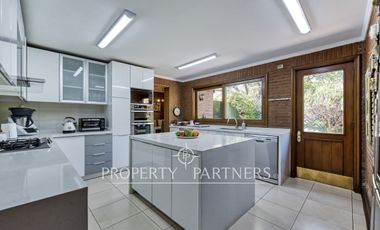 Estupenda casa con exquisito jardín, ubicada en sector los Nogales