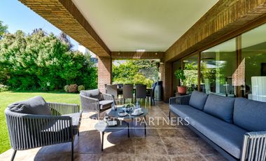 Estupenda casa con exquisito jardín, ubicada en sector los Nogales