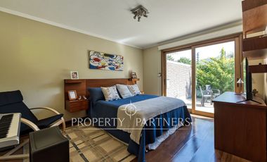 Estupenda casa con exquisito jardín, ubicada en sector los Nogales