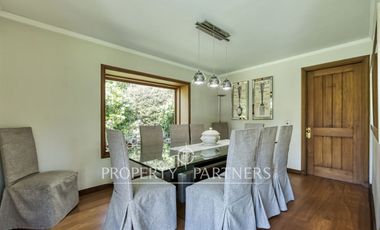 Estupenda casa con exquisito jardín, ubicada en sector los Nogales