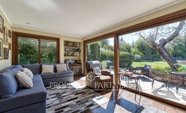 Estupenda casa con exquisito jardín, ubicada en sector los Nogales