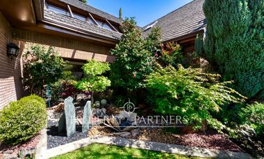 Estupenda casa con exquisito jardín, ubicada en sector los Nogales