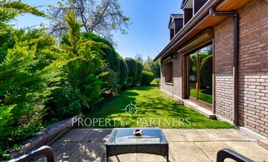 Estupenda casa con exquisito jardín, ubicada en sector los Nogales