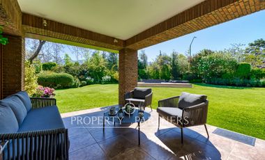 Estupenda casa con exquisito jardín, ubicada en sector los Nogales