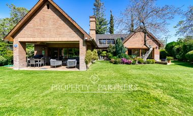 Estupenda casa con exquisito jardín, ubicada en sector los Nogales
