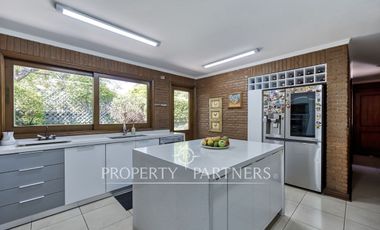 Estupenda casa con exquisito jardín, ubicada en sector los Nogales