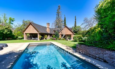 Estupenda casa con exquisito jardín, ubicada en sector los Nogales