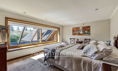 Estupenda casa con exquisito jardín, ubicada en sector los Nogales