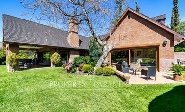 Estupenda casa con exquisito jardín, ubicada en sector los Nogales