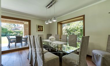 Estupenda casa con exquisito jardín, ubicada en sector los Nogales