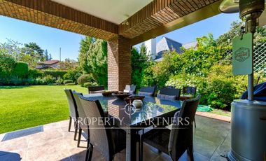 Estupenda casa con exquisito jardín, ubicada en sector los Nogales