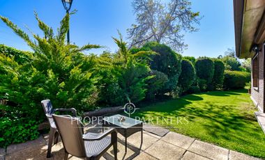 Estupenda casa con exquisito jardín, ubicada en sector los Nogales