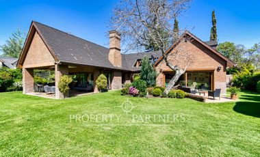 Estupenda casa con exquisito jardín, ubicada en sector los Nogales