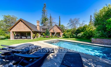 Estupenda casa con exquisito jardín, ubicada en sector los Nogales