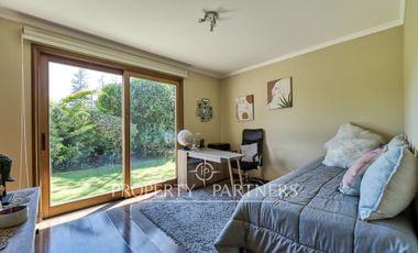 Estupenda casa con exquisito jardín, ubicada en sector los Nogales