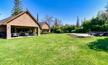 Estupenda casa con exquisito jardín, ubicada en sector los Nogales