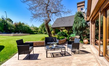 Estupenda casa con exquisito jardín, ubicada en sector los Nogales