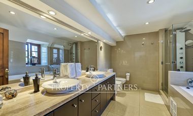 Estupenda casa con exquisito jardín, ubicada en sector los Nogales