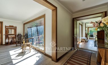 Estupenda casa con exquisito jardín, ubicada en sector los Nogales