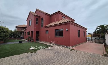 Casa sólida de dos niveles en excelente sector de peñuelas