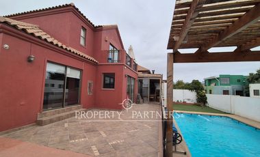 Casa sólida de dos niveles en excelente sector de peñuelas