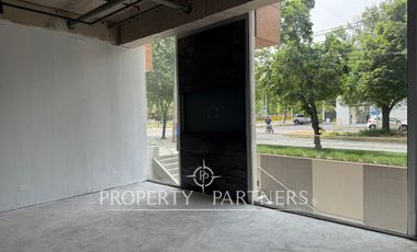 Espectacular local en Américo Vespucio Norte, Vitacura