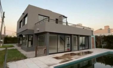 Casa en venta - 4 Dormitorios 4 Baños - 455Mts2 - Canning