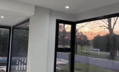 Casa en venta - 4 Dormitorios 4 Baños - 455Mts2 - Canning