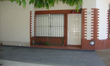 Casa en  esquina, 4 ambientes con terraza y patio