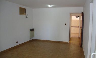 Casa en  esquina, 4 ambientes con terraza y patio