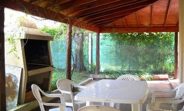 Casa en venta - 4 Dormitorios 2 Baños - 450Mts2 - Mar del Tuyú