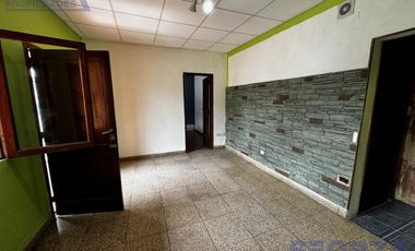 Casa en venta en san miguel con departamento 2 ambientes en planta alta