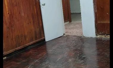 Casa en venta - 4 Dormitorios 2 Baños - Cochera - 375Mts2 - Grand Bourg