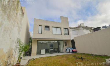 Casa 4 ambientes VENTA Lomas de Zamora