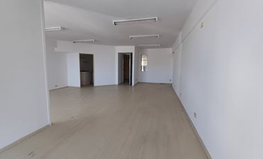 Oficina Moderna con excelente ilumunación, cocina y baño privado, Monserrat.