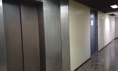 Oficina Moderna con excelente ilumunación, cocina y baño privado, Monserrat.