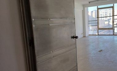 Oficina Moderna con excelente ilumunación, cocina y baño privado, Monserrat.