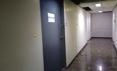 Oficina Moderna con excelente ilumunación, cocina y baño privado, Monserrat.