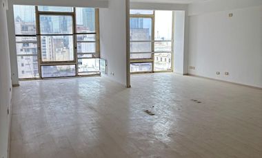 Oficina Moderna con excelente ilumunación, cocina y baño privado, Monserrat.