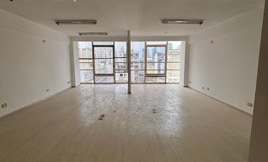 Oficina Moderna con excelente ilumunación, cocina y baño privado, Monserrat.