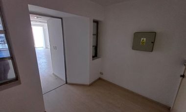 Oficina Moderna con excelente ilumunación, cocina y baño privado, Monserrat.