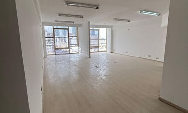 Oficina Moderna con excelente ilumunación, cocina y baño privado, Monserrat.