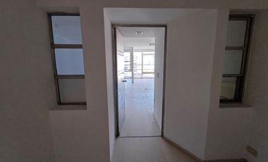 Oficina Moderna con excelente ilumunación, cocina y baño privado, Monserrat.