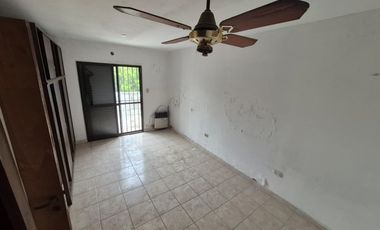 Olegario Andrade al 100 bis (Casa de pasillo 4 dormitorios C/Patio y Terraza)