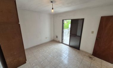 Olegario Andrade al 100 bis (Casa de pasillo 4 dormitorios C/Patio y Terraza)