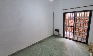 Olegario Andrade al 100 bis (Casa de pasillo 4 dormitorios C/Patio y Terraza)