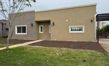 Casa en venta - 3 Dormitorios 2 Baños - Pilar