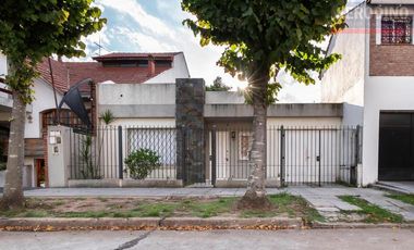 Casa 6 ambientes patio y parrilla