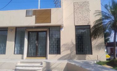 LOCAL EN RENTA, FRENTE A PLAZA CRYSTAL