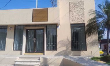 LOCAL EN RENTA, FRENTE A PLAZA CRYSTAL